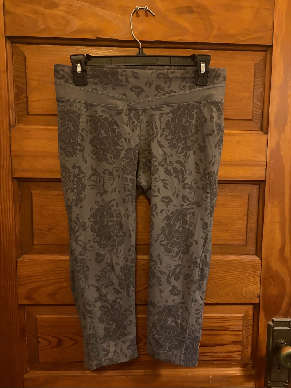 Lululemon Lucy Gray Floral Print Cropped Leggings activewear NWOT silk stretch S